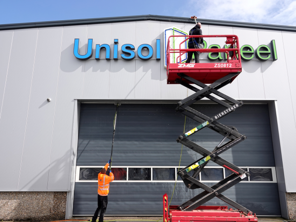 Unisol – Reinigen gevels en overheaddeur